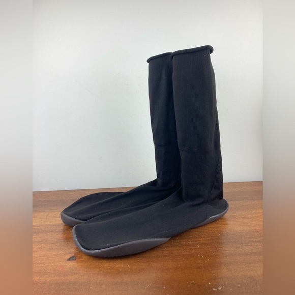 Yeezy Pods Black Size 2 Men’s Size 8-11 NO BAG Pre-Owned Light Wear. - Picture 1 of 12